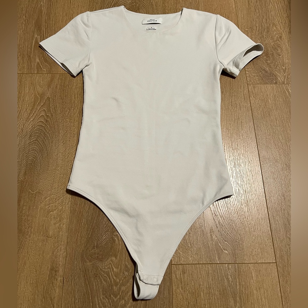 Aritzia Contour Crew Shortsleeve Bodysuit size small matte pearl